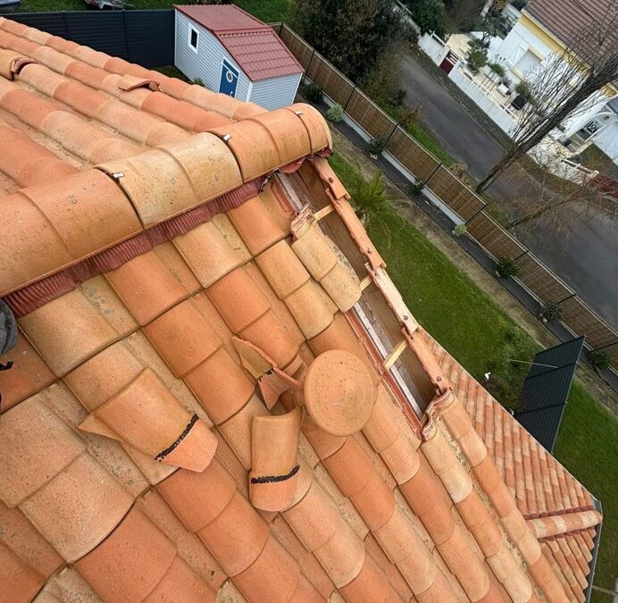 Remplacement de tuiles cassées après tempête – Saint-Michel-Chef-Chef