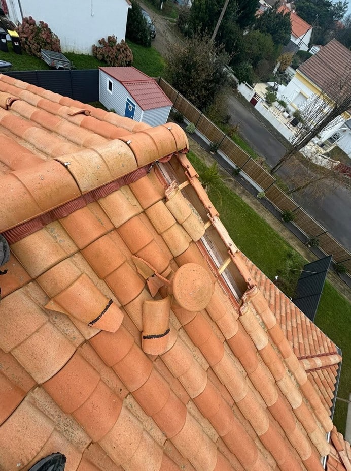 Remplacement de tuiles cassées après tempête à Saint-Michel-Chef-Chef